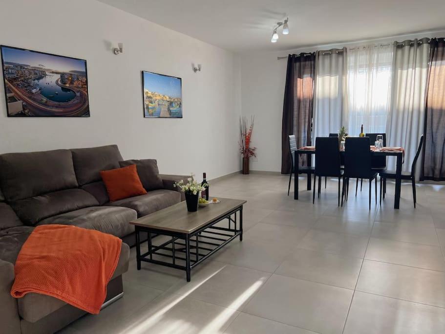 Modern Apartment In マルサスカーラ エクステリア 写真